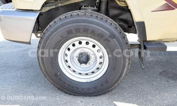 Sayi Imported Toyota Land Cruiser Beige Babbar mota in Import - Dubai a Agadez Sayi Imported Toyota Land Cruiser Beige Babbar mota in Import - Dubai a Agadez