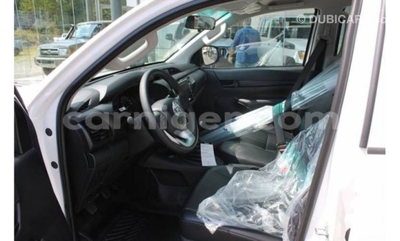 Sayi Imported Toyota Hilux White Mota in Import - Dubai a Agadez Sayi Imported Toyota Hilux White Mota in Import - Dubai a Agadez