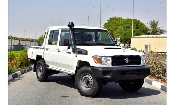 Sayi Imported Toyota Land Cruiser White Babbar mota in Import - Dubai a Agadez Sayi Imported Toyota Land Cruiser White Babbar mota in Import - Dubai a Agadez