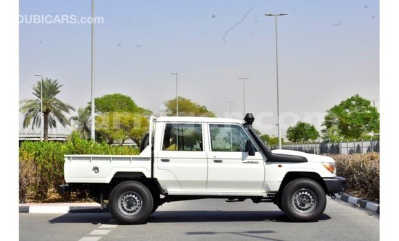 Sayi Imported Toyota Land Cruiser White Babbar mota in Import - Dubai a Agadez Sayi Imported Toyota Land Cruiser White Babbar mota in Import - Dubai a Agadez