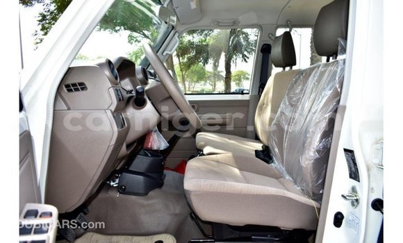 Sayi Imported Toyota Land Cruiser White Babbar mota in Import - Dubai a Agadez Sayi Imported Toyota Land Cruiser White Babbar mota in Import - Dubai a Agadez