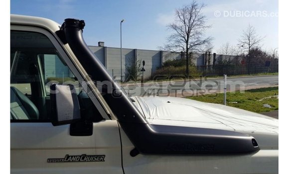 Sayi Imported Toyota Land Cruiser White Babbar mota in Import - Dubai a Agadez Sayi Imported Toyota Land Cruiser White Babbar mota in Import - Dubai a Agadez