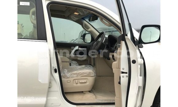 Acheter Import Utilitaire Toyota Land Cruiser Blanc à Import - Dubai, Agadez Acheter Import Utilitaire Toyota Land Cruiser Blanc à Import - Dubai, Agadez