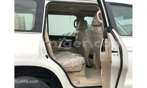 Acheter Import Utilitaire Toyota Land Cruiser Blanc à Import - Dubai, Agadez Acheter Import Utilitaire Toyota Land Cruiser Blanc à Import - Dubai, Agadez