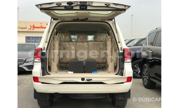 Acheter Import Utilitaire Toyota Land Cruiser Blanc à Import - Dubai, Agadez Acheter Import Utilitaire Toyota Land Cruiser Blanc à Import - Dubai, Agadez