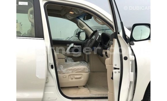 Sayi Imported Toyota Land Cruiser White Babbar mota in Import - Dubai a Agadez Sayi Imported Toyota Land Cruiser White Babbar mota in Import - Dubai a Agadez