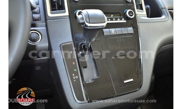 Sayi Imported Toyota Granvia White Mota in Import - Dubai a Agadez Sayi Imported Toyota Granvia White Mota in Import - Dubai a Agadez