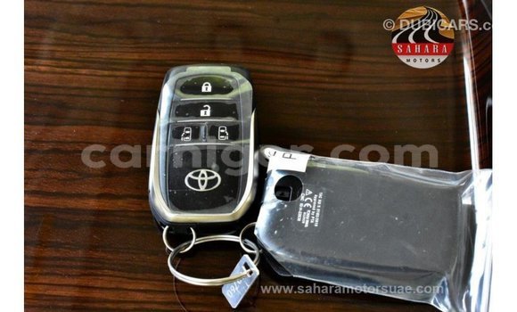 Sayi Imported Toyota Granvia White Mota in Import - Dubai a Agadez Sayi Imported Toyota Granvia White Mota in Import - Dubai a Agadez