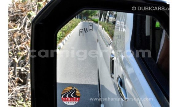 Sayi Imported Toyota Granvia White Mota in Import - Dubai a Agadez Sayi Imported Toyota Granvia White Mota in Import - Dubai a Agadez