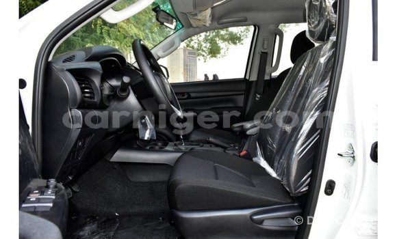 Sayi Imported Toyota Hilux White Mota in Import - Dubai a Agadez Sayi Imported Toyota Hilux White Mota in Import - Dubai a Agadez