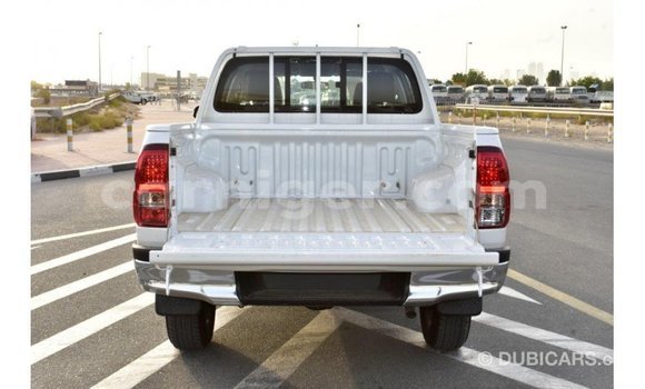 Sayi Imported Toyota Hilux White Mota in Import - Dubai a Agadez Sayi Imported Toyota Hilux White Mota in Import - Dubai a Agadez