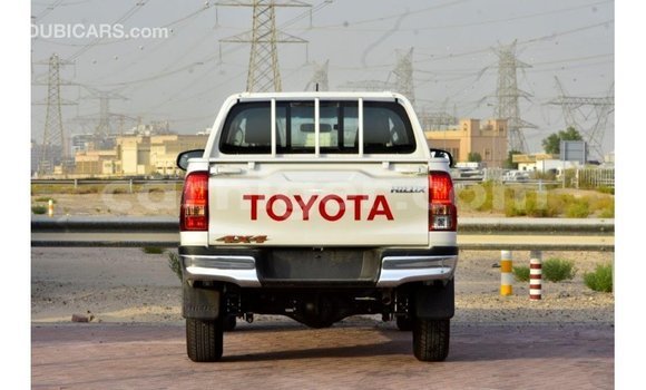 Sayi Imported Toyota Hilux White Mota in Import - Dubai a Agadez Sayi Imported Toyota Hilux White Mota in Import - Dubai a Agadez