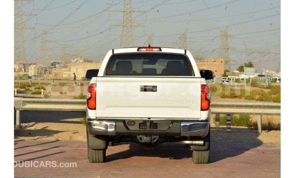 Sayi Imported Toyota Tundra White Mota in Import - Dubai a Agadez Sayi Imported Toyota Tundra White Mota in Import - Dubai a Agadez