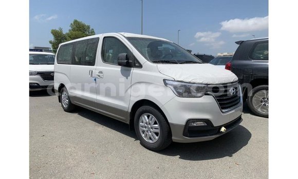 Buy Import Hyundai Chorus White Truck in Import - Dubai in Agadez