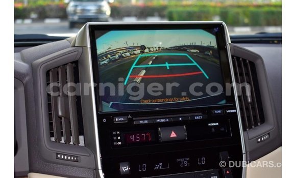 Sayi Imported Toyota Land Cruiser White Babbar mota in Import - Dubai a Agadez Sayi Imported Toyota Land Cruiser White Babbar mota in Import - Dubai a Agadez