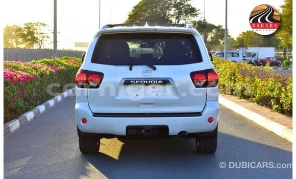 Sayi Imported Toyota Sequoia White Mota in Import - Dubai a Agadez Sayi Imported Toyota Sequoia White Mota in Import - Dubai a Agadez
