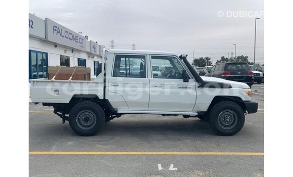 Buy Import Toyota Land Cruiser White Truck in Import - Dubai in Agadez Buy Import Toyota Land Cruiser White Truck in Import - Dubai in Agadez