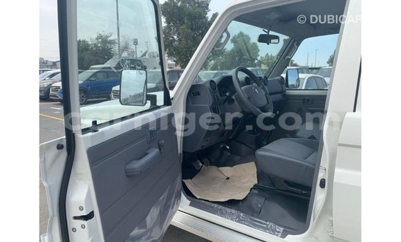 Buy Import Toyota Land Cruiser White Truck in Import - Dubai in Agadez Buy Import Toyota Land Cruiser White Truck in Import - Dubai in Agadez