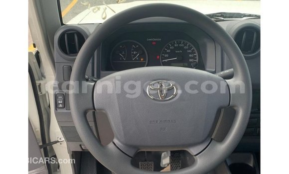 Buy Import Toyota Land Cruiser White Truck in Import - Dubai in Agadez Buy Import Toyota Land Cruiser White Truck in Import - Dubai in Agadez