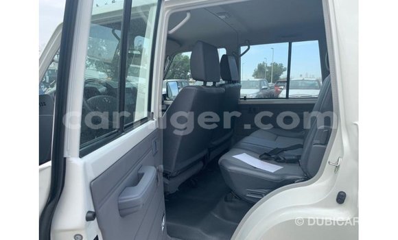 Buy Import Toyota Land Cruiser White Truck in Import - Dubai in Agadez Buy Import Toyota Land Cruiser White Truck in Import - Dubai in Agadez