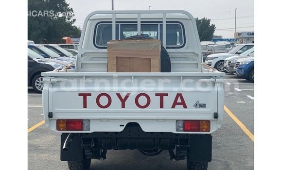 Buy Import Toyota Land Cruiser White Truck in Import - Dubai in Agadez Buy Import Toyota Land Cruiser White Truck in Import - Dubai in Agadez