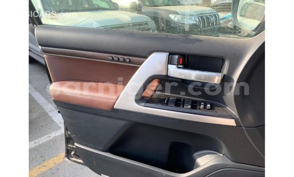 Buy Import Toyota Land Cruiser Black Truck in Import - Dubai in Agadez Buy Import Toyota Land Cruiser Black Truck in Import - Dubai in Agadez