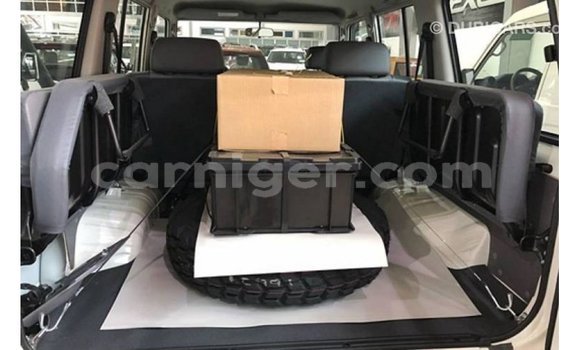 Buy Import Toyota Land Cruiser White Truck in Import - Dubai in Agadez Buy Import Toyota Land Cruiser White Truck in Import - Dubai in Agadez