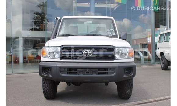 Buy Import Toyota Land Cruiser White Truck in Import - Dubai in Agadez Buy Import Toyota Land Cruiser White Truck in Import - Dubai in Agadez