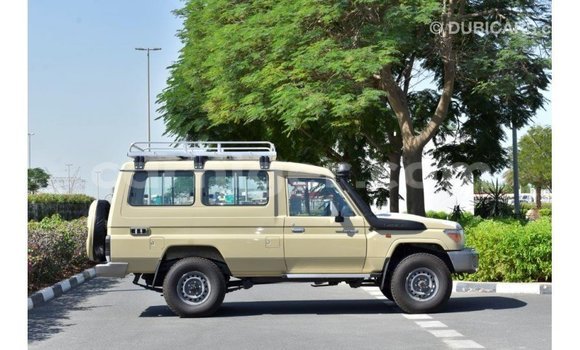 Sayi Imported Toyota Land Cruiser Beige Babbar mota in Import - Dubai a Agadez Sayi Imported Toyota Land Cruiser Beige Babbar mota in Import - Dubai a Agadez