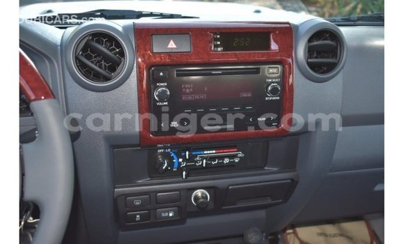 Sayi Imported Toyota Land Cruiser Beige Babbar mota in Import - Dubai a Agadez Sayi Imported Toyota Land Cruiser Beige Babbar mota in Import - Dubai a Agadez