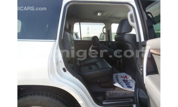 Acheter Import Utilitaire Toyota Land Cruiser Blanc à Import - Dubai, Agadez Acheter Import Utilitaire Toyota Land Cruiser Blanc à Import - Dubai, Agadez