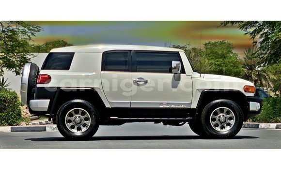 Sayi Imported Toyota FJ Cruiser White Mota in Import - Dubai a Agadez Sayi Imported Toyota FJ Cruiser White Mota in Import - Dubai a Agadez