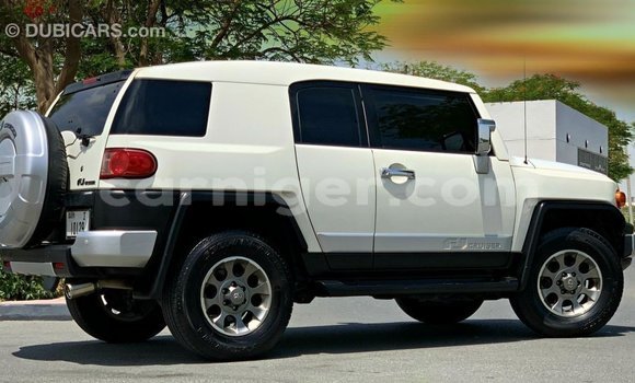 Sayi Imported Toyota FJ Cruiser White Mota in Import - Dubai a Agadez Sayi Imported Toyota FJ Cruiser White Mota in Import - Dubai a Agadez