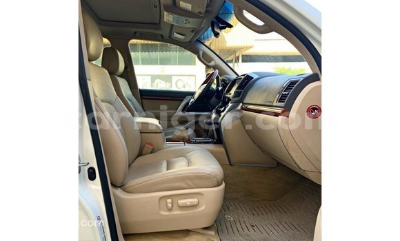 Sayi Imported Toyota Land Cruiser White Babbar mota in Import - Dubai a Agadez Sayi Imported Toyota Land Cruiser White Babbar mota in Import - Dubai a Agadez