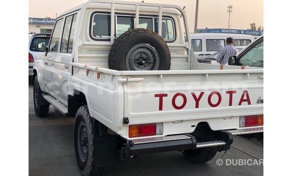Buy Import Toyota Land Cruiser White Truck in Import - Dubai in Agadez Buy Import Toyota Land Cruiser White Truck in Import - Dubai in Agadez
