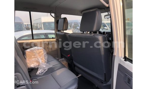 Buy Import Toyota Land Cruiser White Truck in Import - Dubai in Agadez Buy Import Toyota Land Cruiser White Truck in Import - Dubai in Agadez