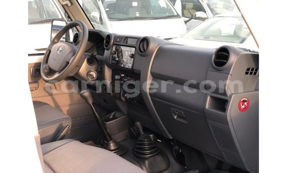 Buy Import Toyota Land Cruiser White Truck in Import - Dubai in Agadez Buy Import Toyota Land Cruiser White Truck in Import - Dubai in Agadez