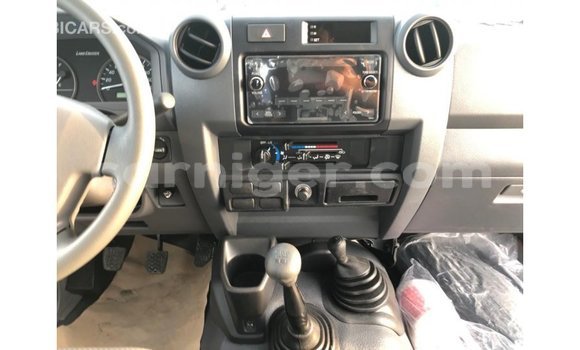 Buy Import Toyota Land Cruiser White Truck in Import - Dubai in Agadez Buy Import Toyota Land Cruiser White Truck in Import - Dubai in Agadez