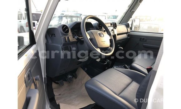 Buy Import Toyota Land Cruiser White Truck in Import - Dubai in Agadez Buy Import Toyota Land Cruiser White Truck in Import - Dubai in Agadez