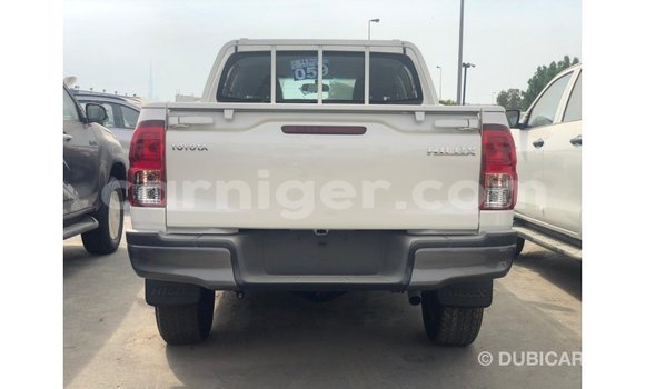 Sayi Imported Toyota Hilux White Mota in Import - Dubai a Agadez Sayi Imported Toyota Hilux White Mota in Import - Dubai a Agadez