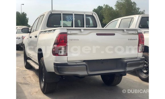 Sayi Imported Toyota Hilux White Mota in Import - Dubai a Agadez Sayi Imported Toyota Hilux White Mota in Import - Dubai a Agadez