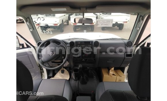 Sayi Imported Toyota Land Cruiser White Babbar mota in Import - Dubai a Agadez Sayi Imported Toyota Land Cruiser White Babbar mota in Import - Dubai a Agadez