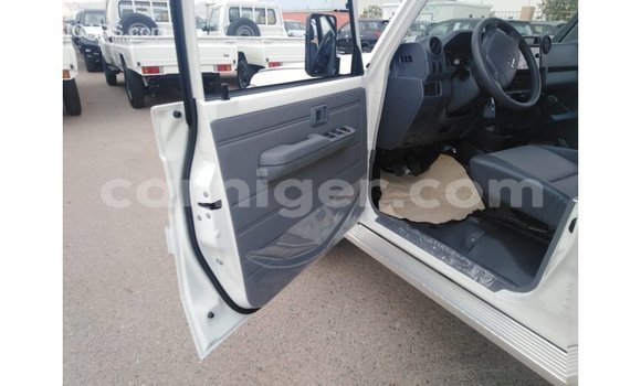 Sayi Imported Toyota Land Cruiser White Babbar mota in Import - Dubai a Agadez Sayi Imported Toyota Land Cruiser White Babbar mota in Import - Dubai a Agadez