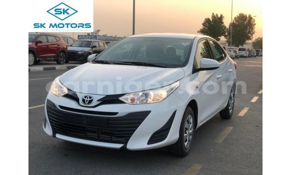 اشتري Imported Toyota DA White شاحنة في Import - Dubai في أغاديز