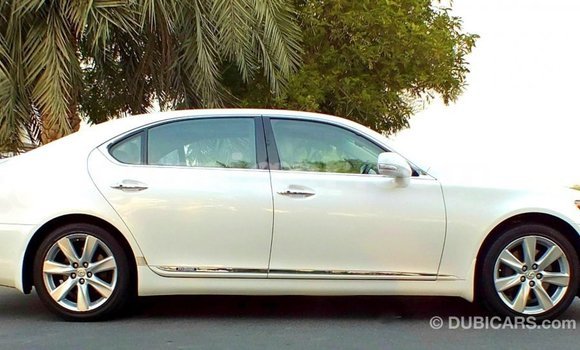 Sayi Imported Lexus LS White Mota in Import - Dubai a Agadez Sayi Imported Lexus LS White Mota in Import - Dubai a Agadez