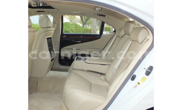 Sayi Imported Lexus LS White Mota in Import - Dubai a Agadez Sayi Imported Lexus LS White Mota in Import - Dubai a Agadez