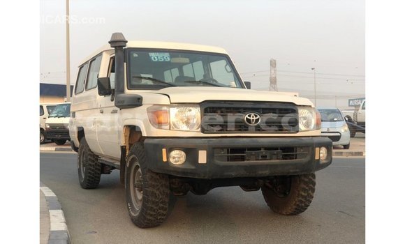 Sayi Imported Toyota Land Cruiser White Babbar mota in Import - Dubai a Agadez Sayi Imported Toyota Land Cruiser White Babbar mota in Import - Dubai a Agadez