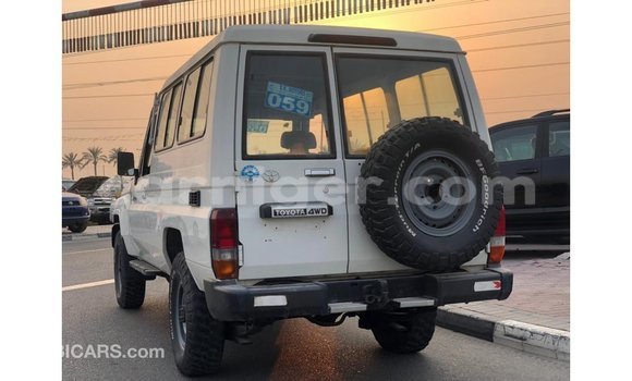 Sayi Imported Toyota Land Cruiser White Babbar mota in Import - Dubai a Agadez Sayi Imported Toyota Land Cruiser White Babbar mota in Import - Dubai a Agadez