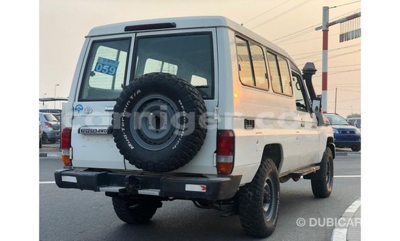 Sayi Imported Toyota Land Cruiser White Babbar mota in Import - Dubai a Agadez Sayi Imported Toyota Land Cruiser White Babbar mota in Import - Dubai a Agadez