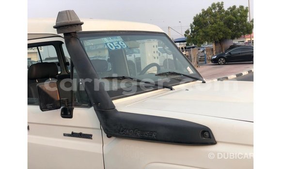 Sayi Imported Toyota Land Cruiser White Babbar mota in Import - Dubai a Agadez Sayi Imported Toyota Land Cruiser White Babbar mota in Import - Dubai a Agadez